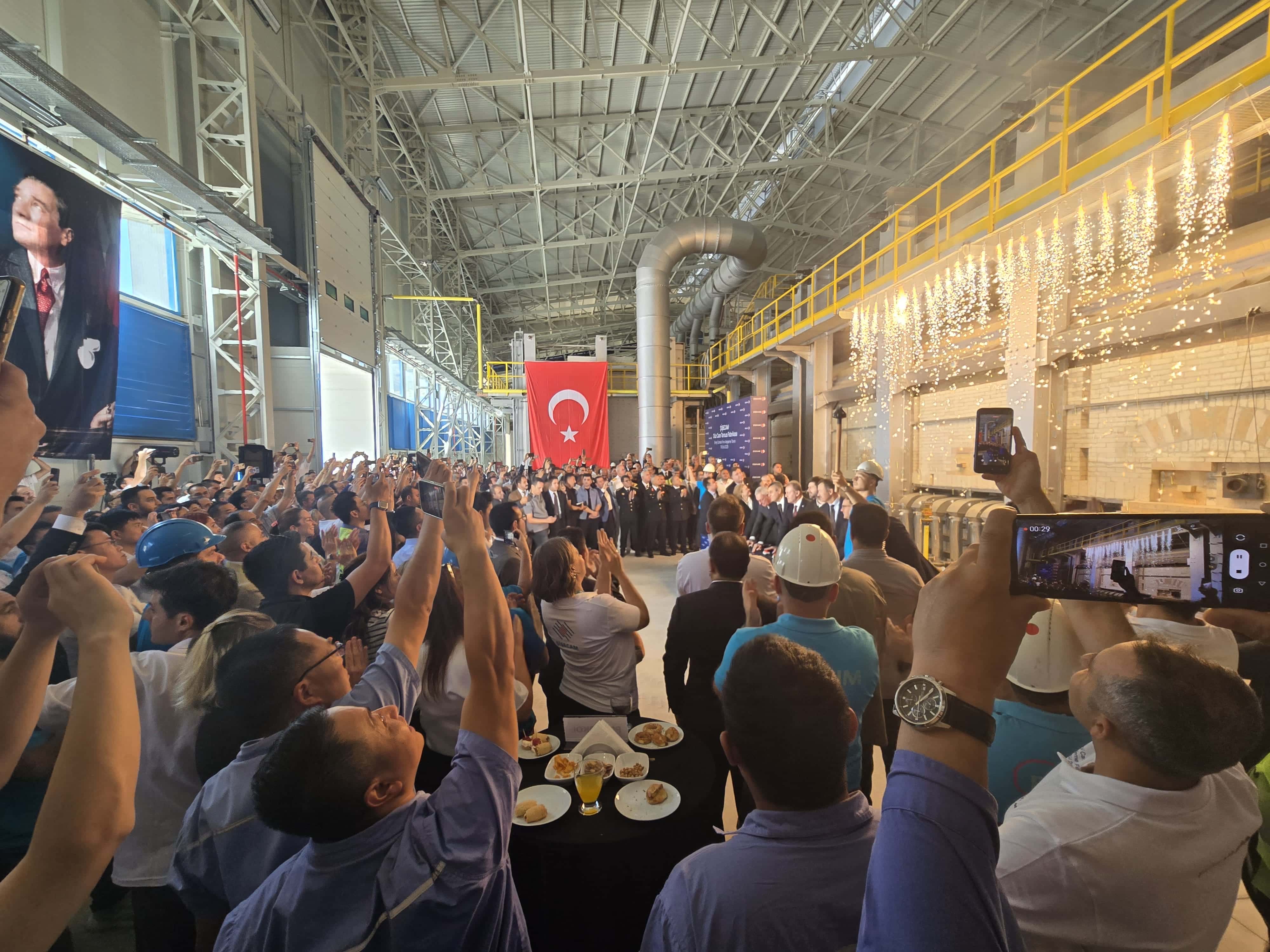 Chinese firm ignites new energy glass production line in Turkiye.